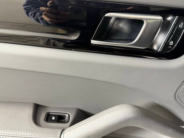Used 2023 Porsche Cayenne Platinum Edition image 24