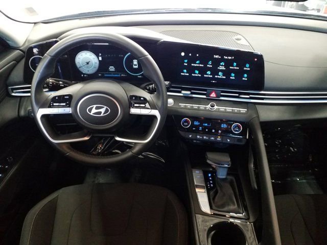 Certified 2025 Hyundai Elantra SEL w/ Cargo Package image 3