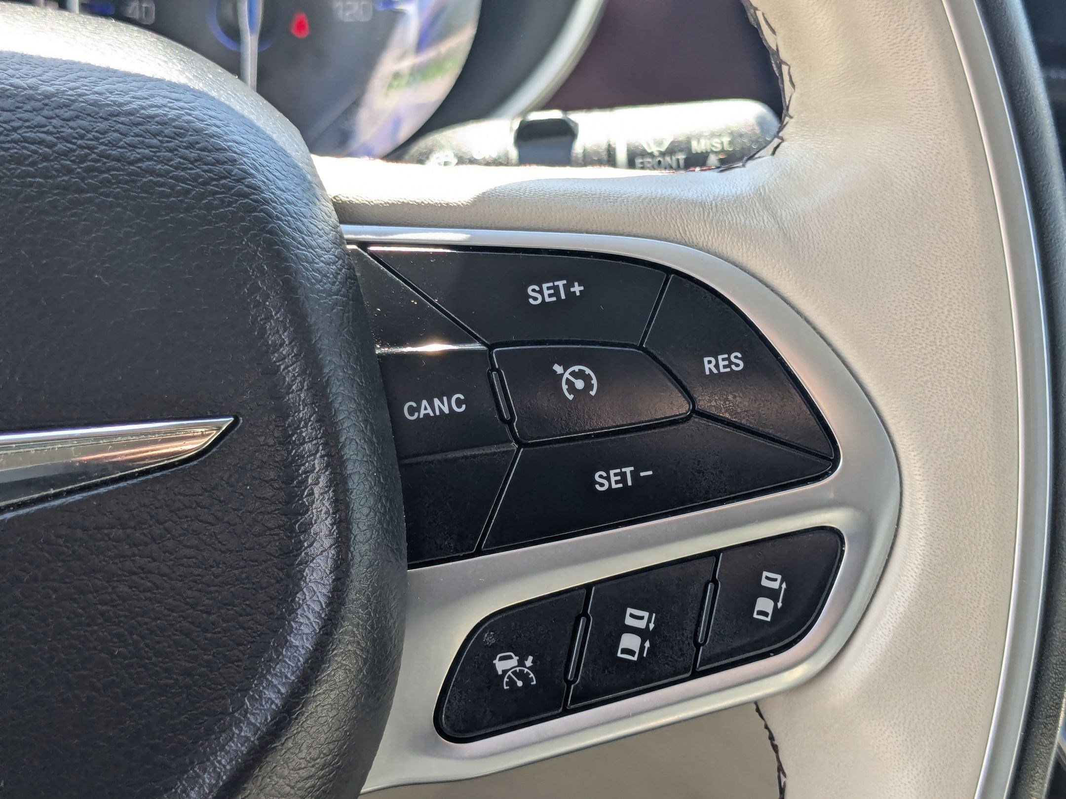 Used 2020 Chrysler Pacifica Limited w/ Advanced Safetytec Group FWD image 19