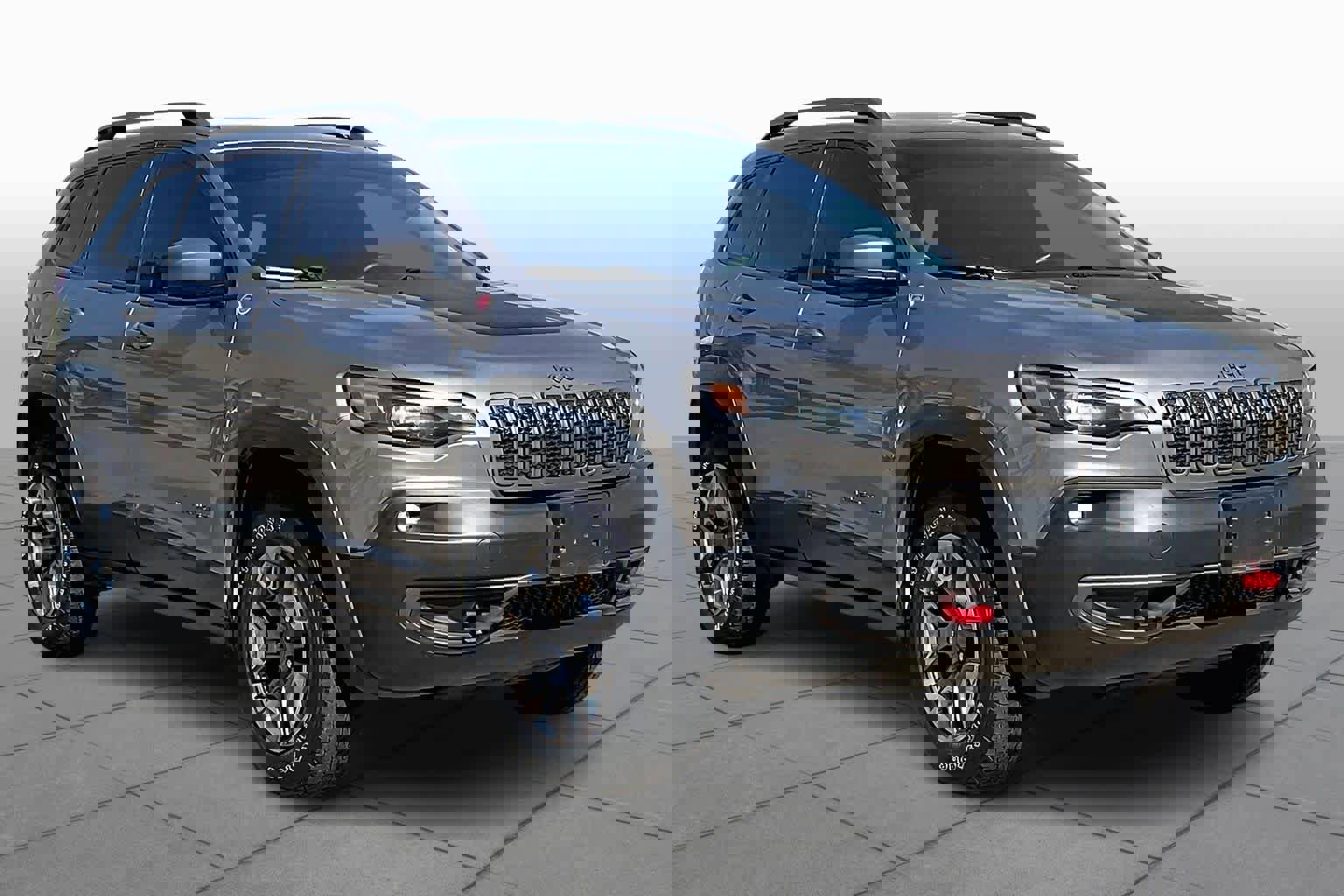 Used 2019 Jeep Cherokee Trailhawk image 3