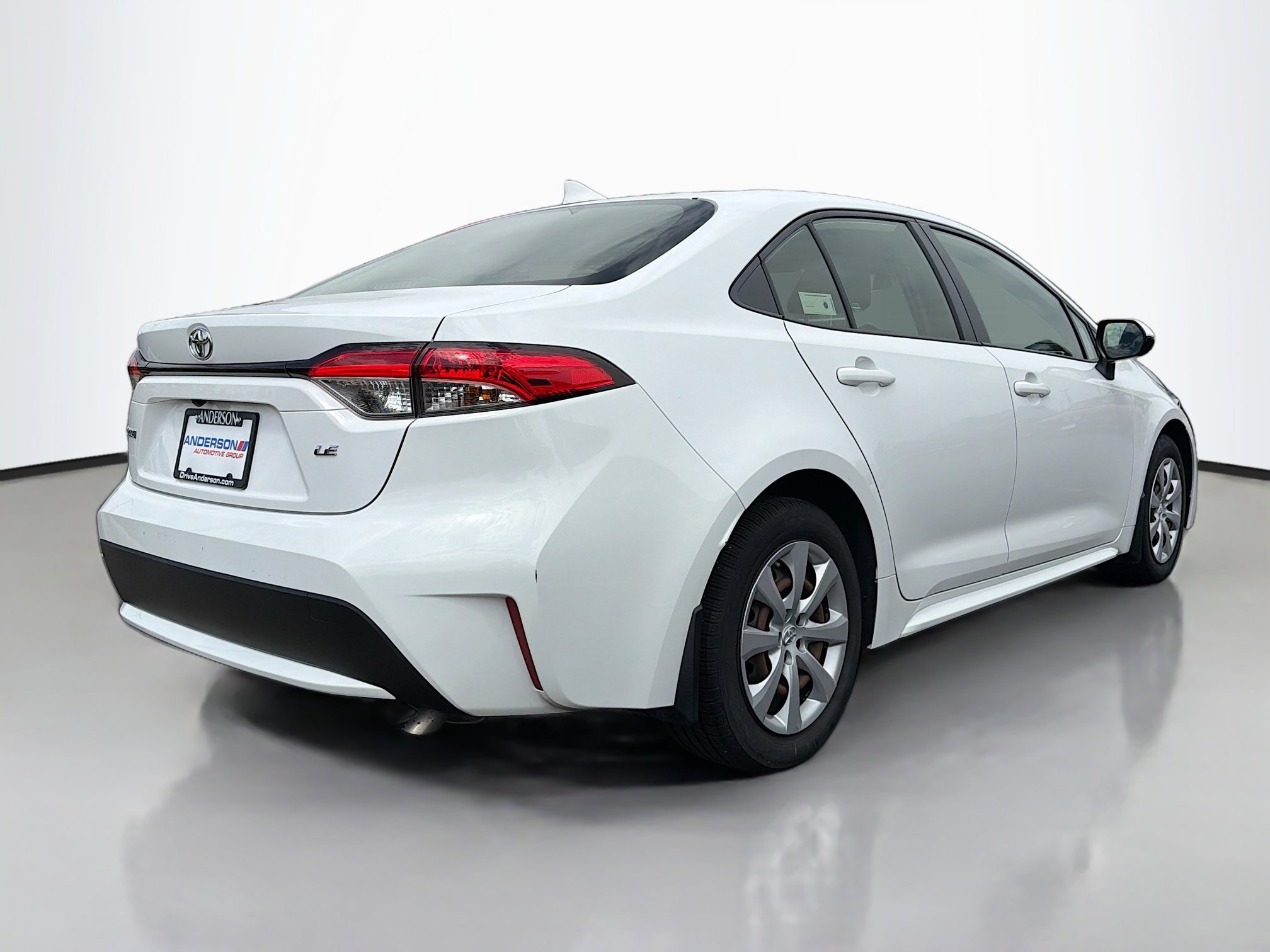 Used 2022 Toyota Corolla LE FWD image 2