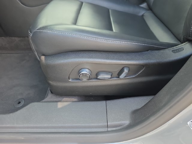 Used 2025 Cadillac XT4 Premium Luxury FWD image 12