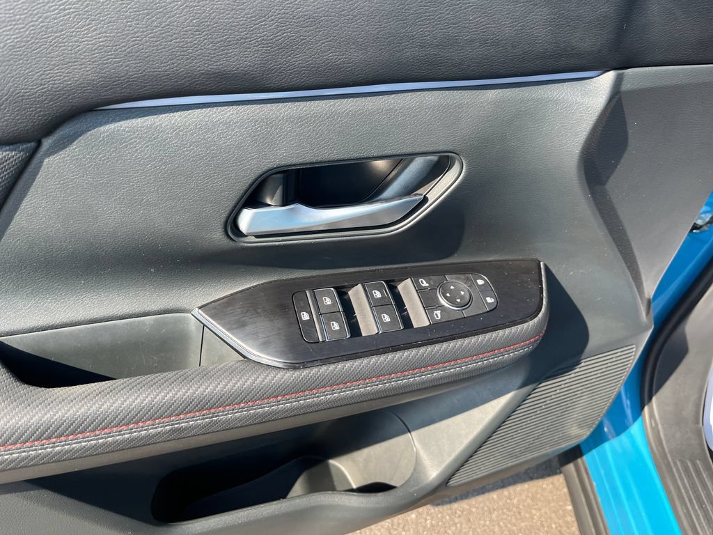 Used 2025 Nissan Kicks SR AWD/4WD image 10