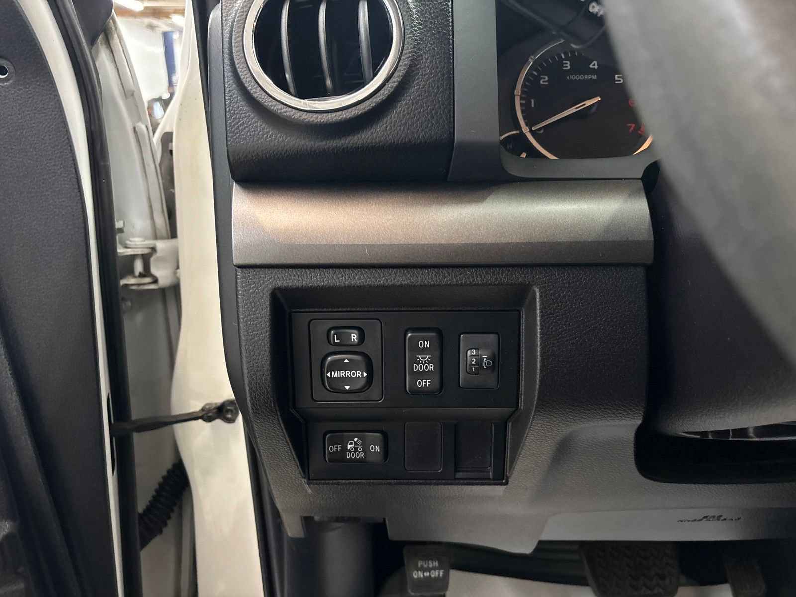 Used 2015 Toyota Tundra SR5 AWD/4WD image 18