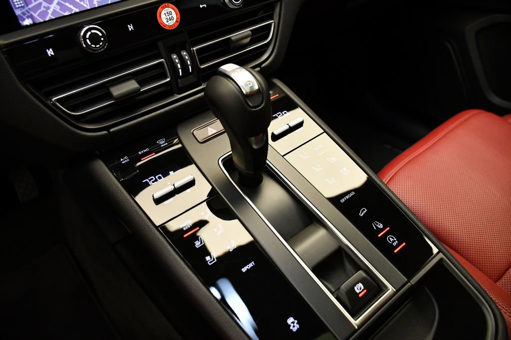 Used 2025 Porsche Macan Turbo image 32