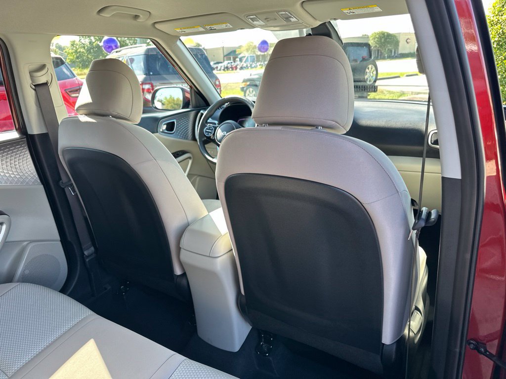 Used 2025 Kia Soul LX w/ LX Technology Package FWD image 30