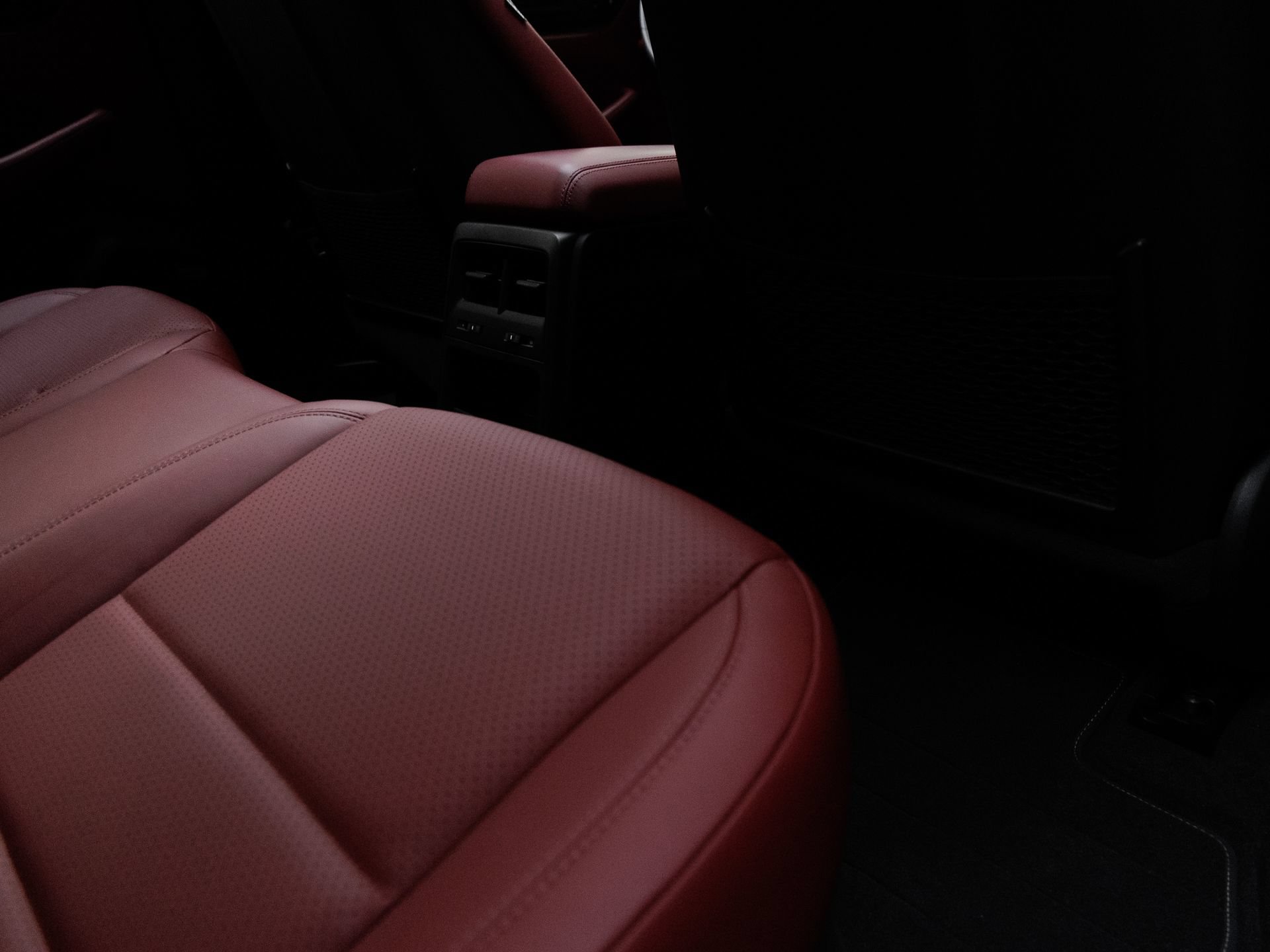 Certified 2025 Porsche Macan Turbo Electric AWD/4WD image 33
