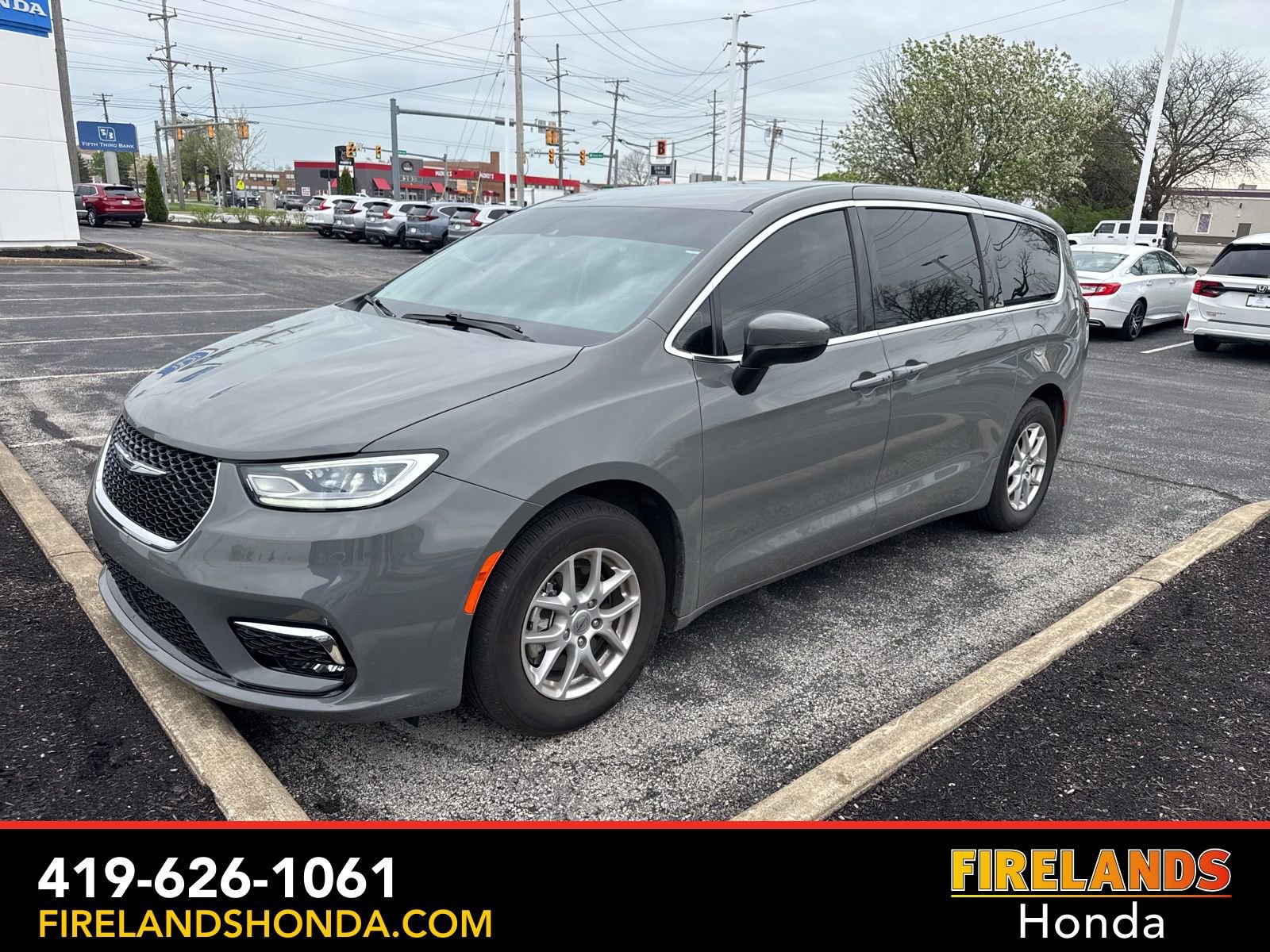 Used 2023 Chrysler Pacifica Touring-L image 2