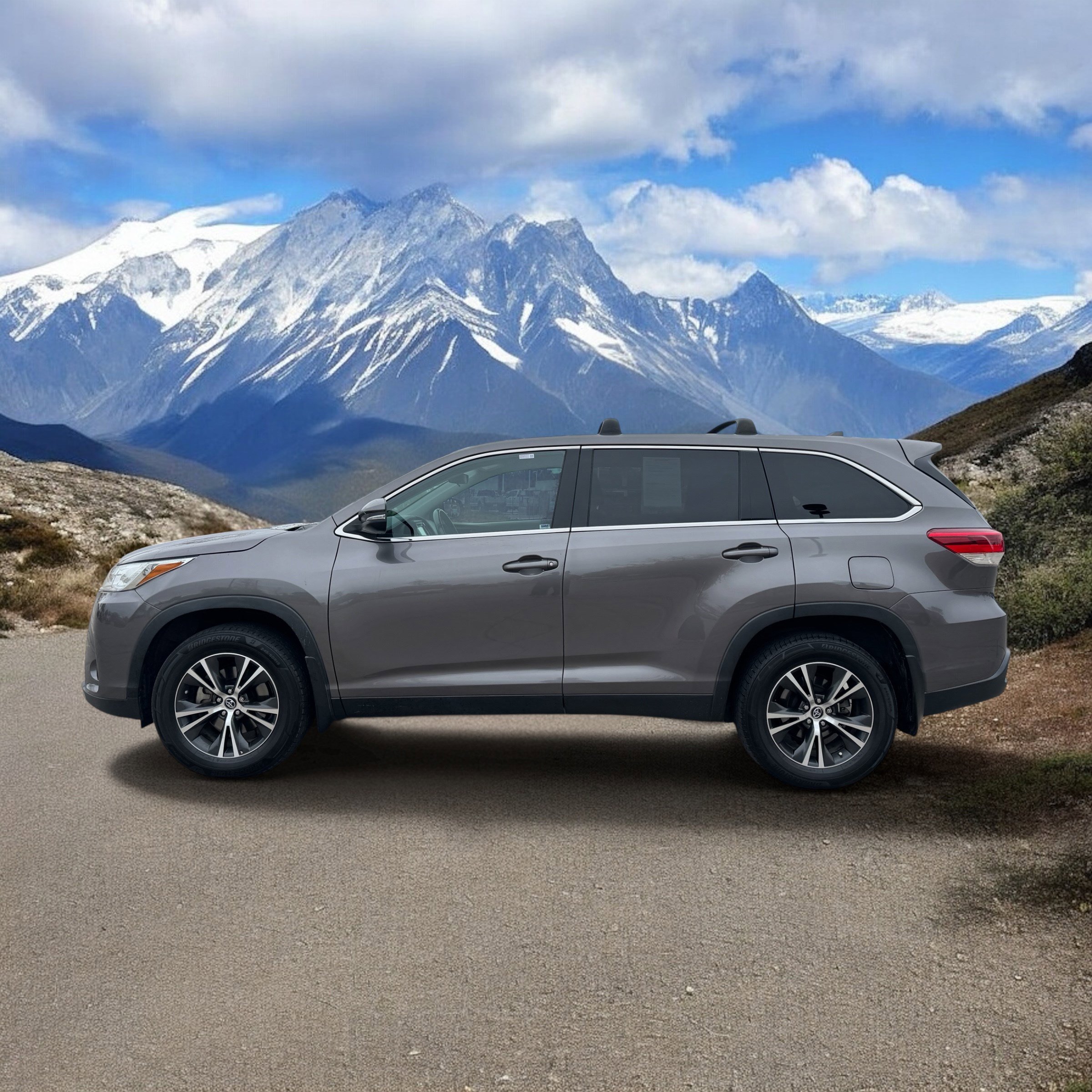 Certified 2019 Toyota Highlander Plus AWD/4WD image 2