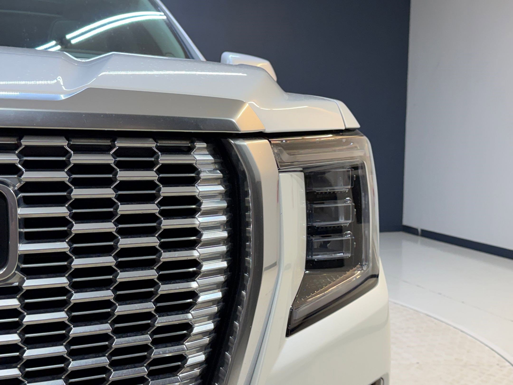 Used 2023 GMC Yukon XL Denali image 11