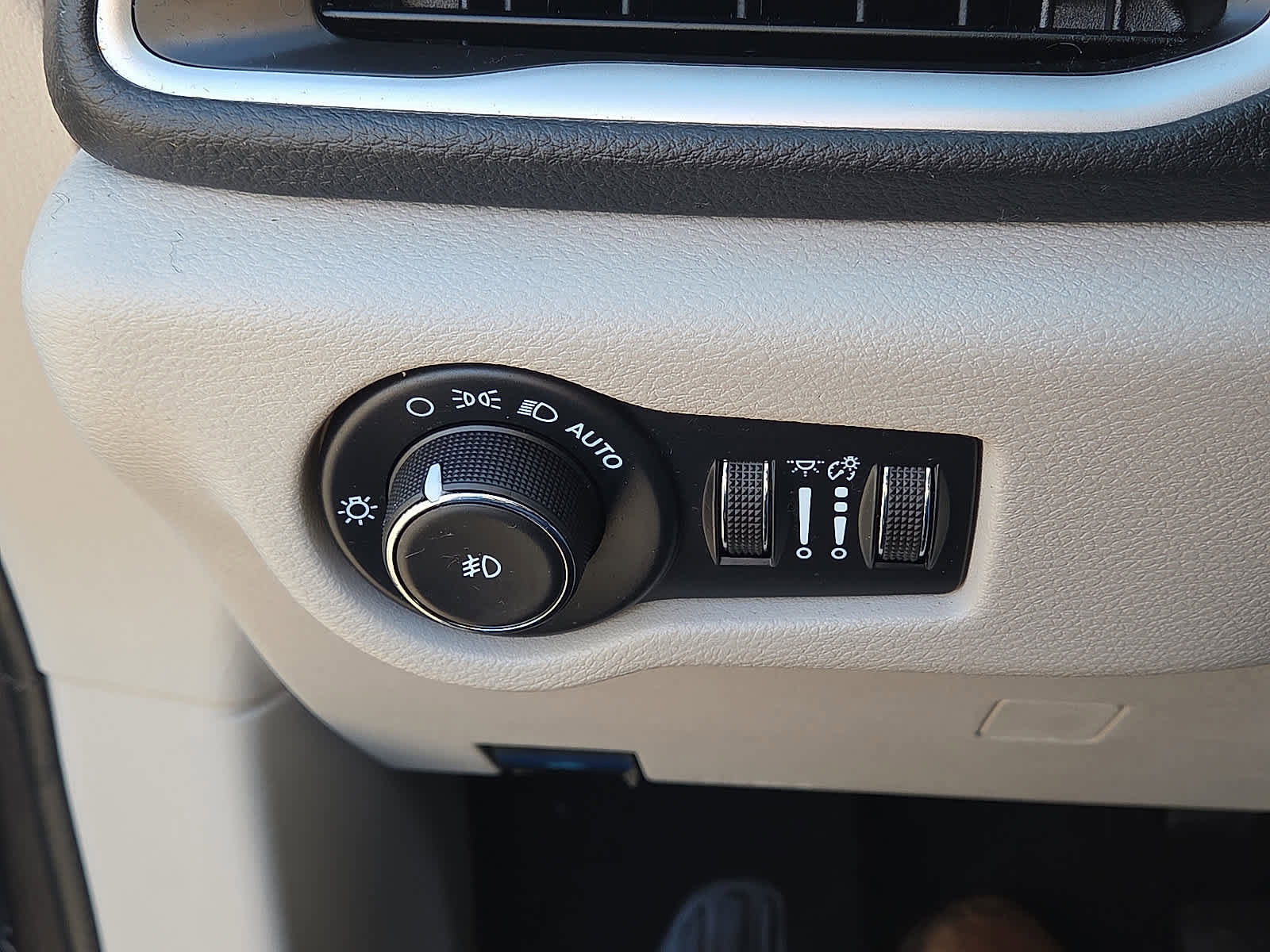 Used 2022 Chrysler Pacifica Touring-L image 25