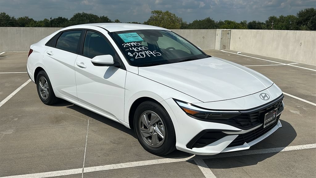 Used 2026 Hyundai Elantra SE FWD image 14