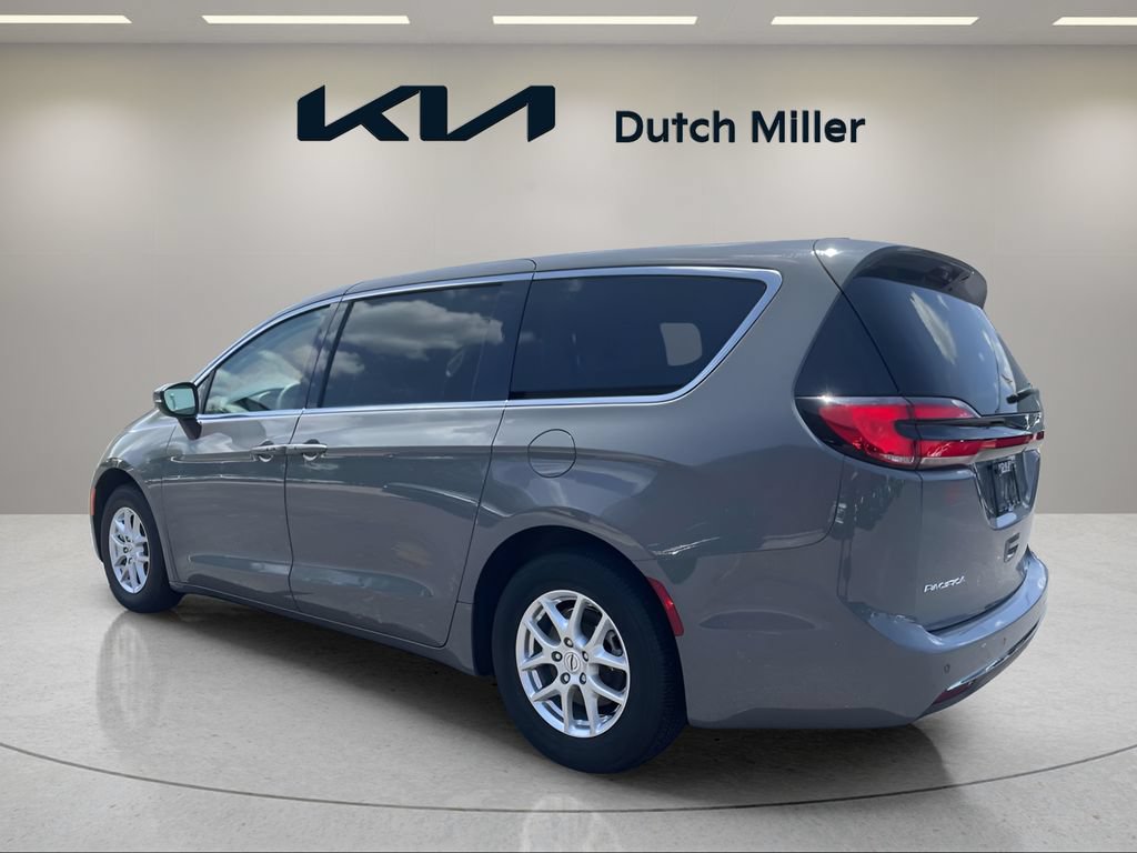 Used 2023 Chrysler Pacifica Touring-L FWD image 2