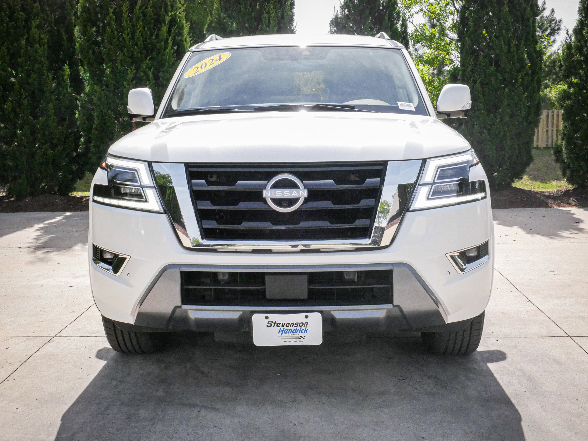 Used 2024 Nissan Armada SL w/ Captain's Chairs Package image 3