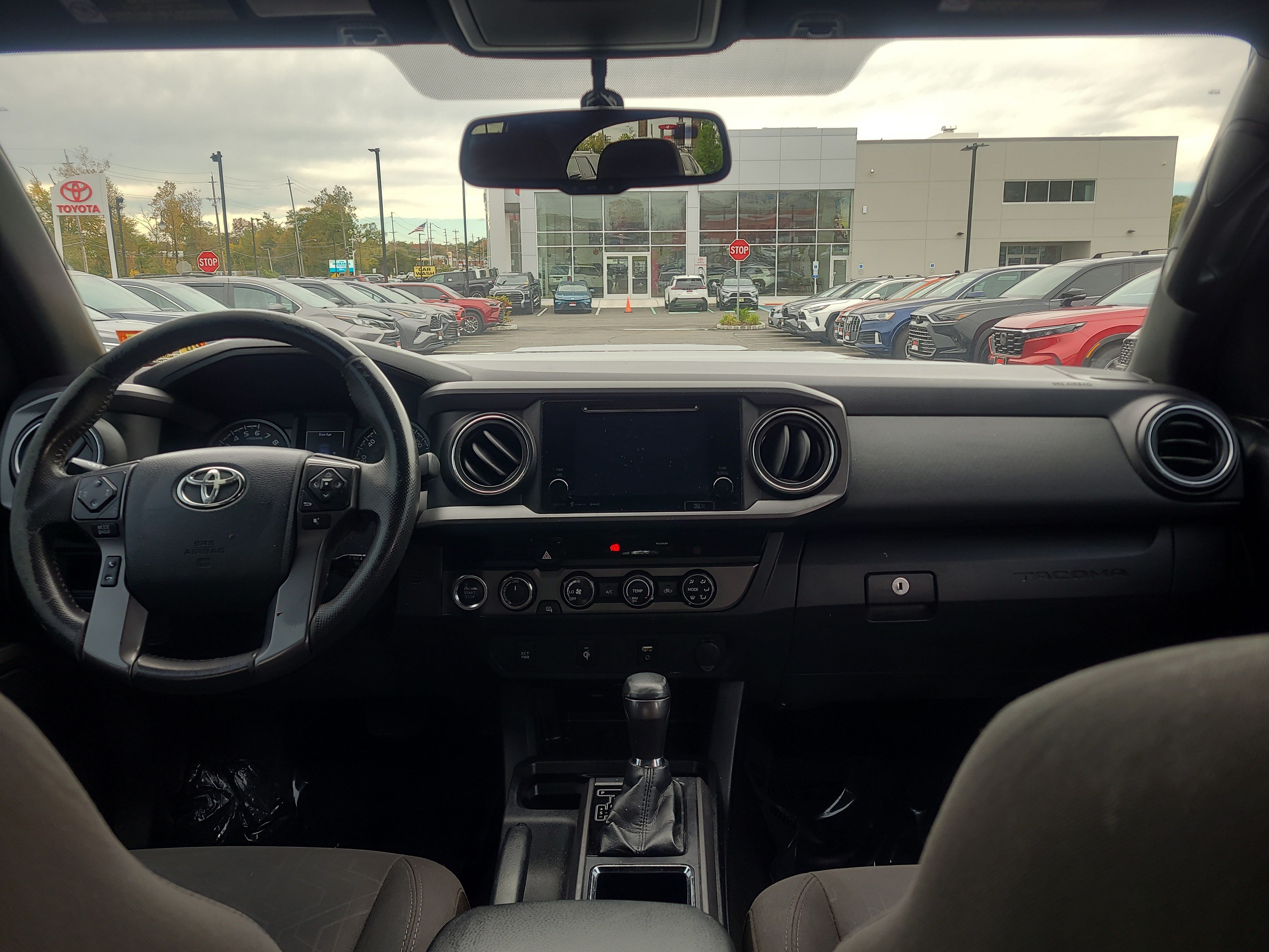 Used 2017 Toyota Tacoma TRD Sport w/ Exterior Package AWD/4WD image 18