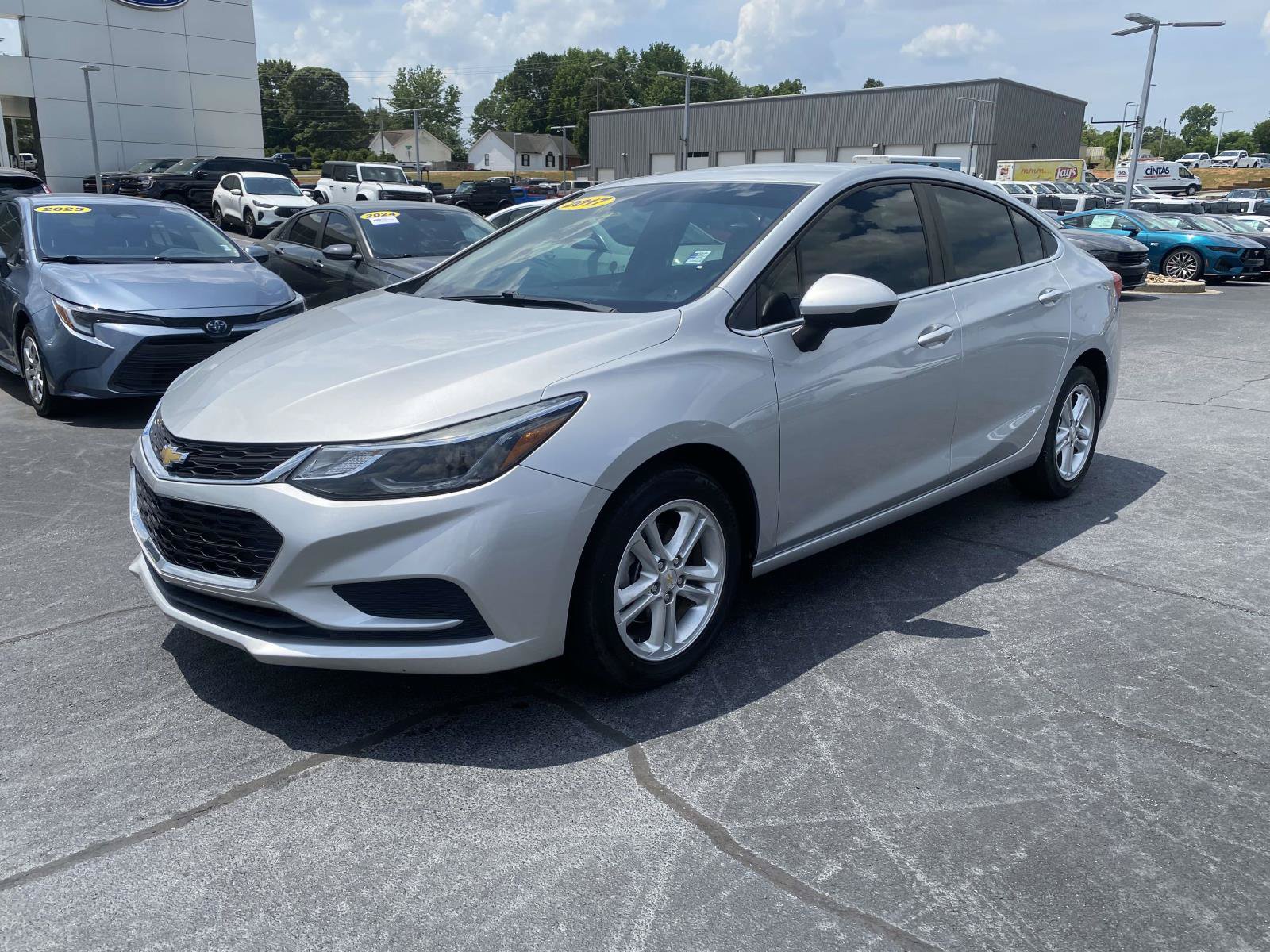 Used 2017 Chevrolet Cruze LT FWD image 3