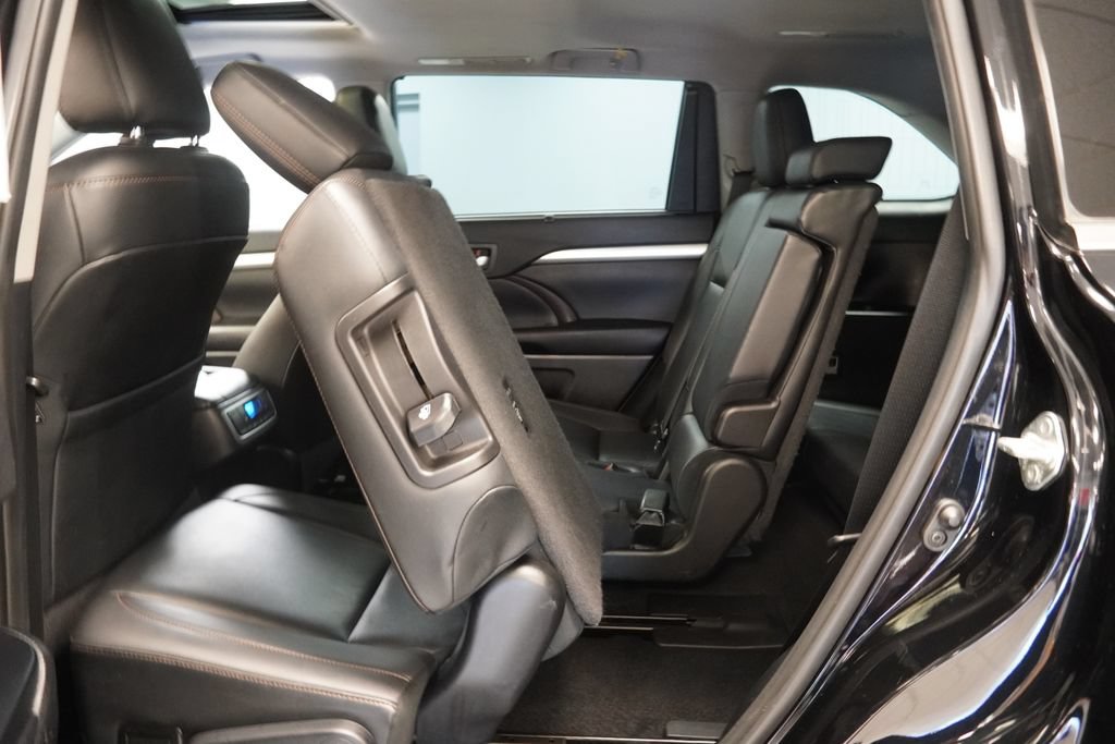 Used 2019 Toyota Highlander XLE AWD/4WD image 29