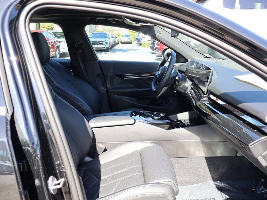 Used 2025 BMW i5 xDrive40 w/ Premium Package AWD/4WD image 32