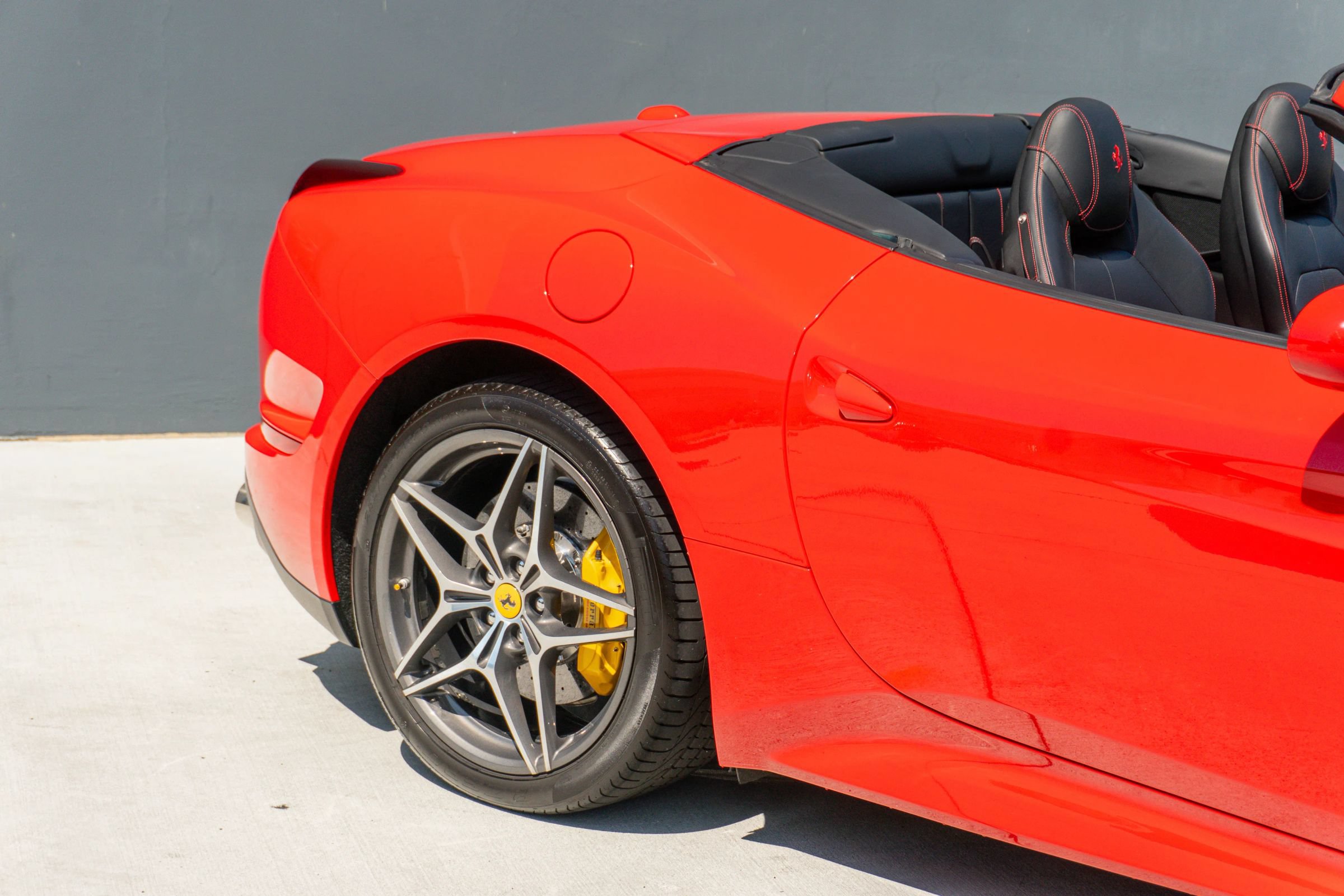 Used 2017 Ferrari California T RWD image 32