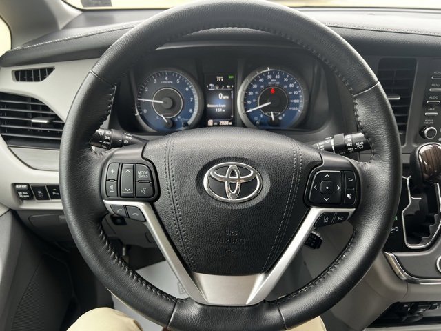 Used 2019 Toyota Sienna XLE image 13
