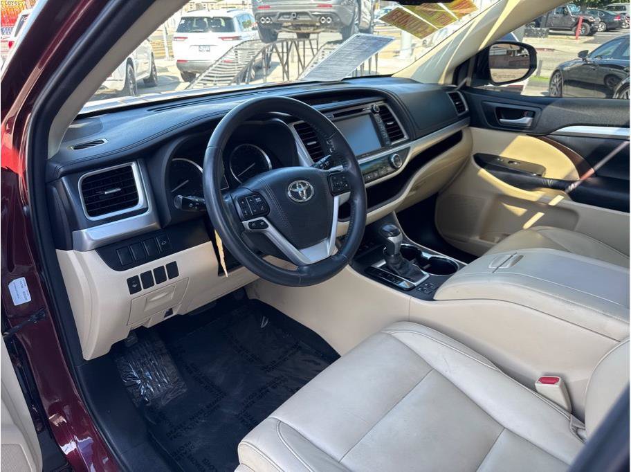 Used 2015 Toyota Highlander XLE AWD/4WD image 12