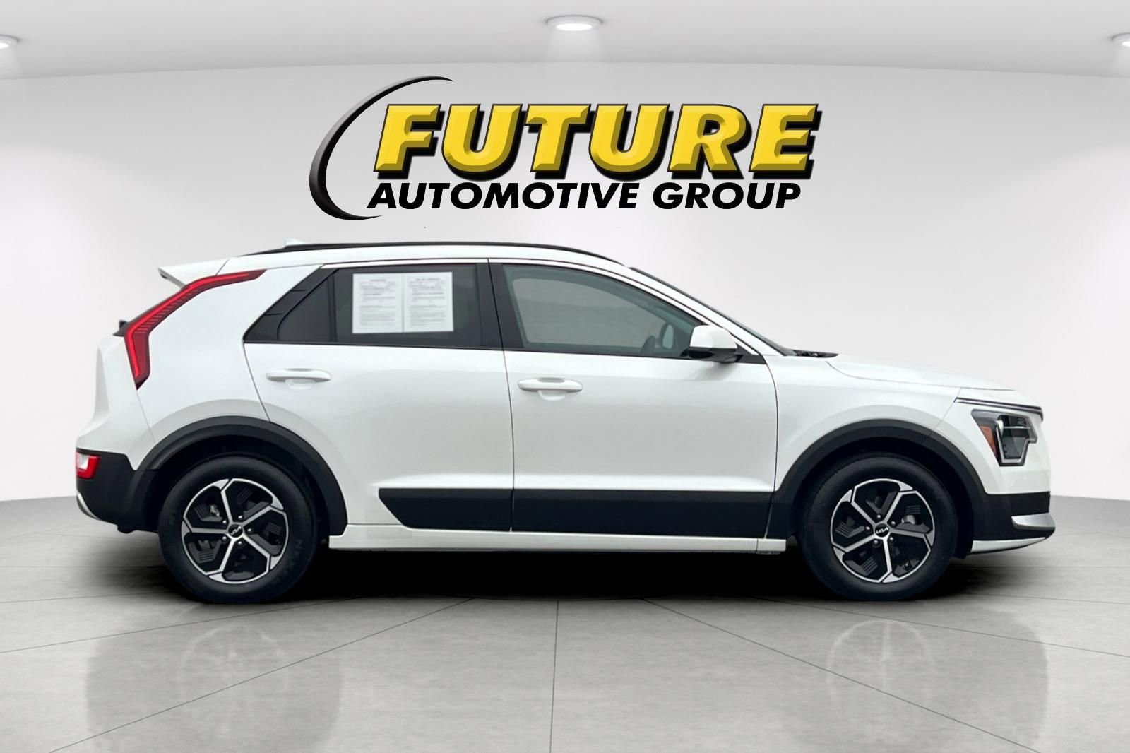 Used 2025 Kia Niro LX image 3