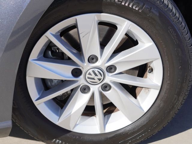Used 2018 Volkswagen Golf S image 11