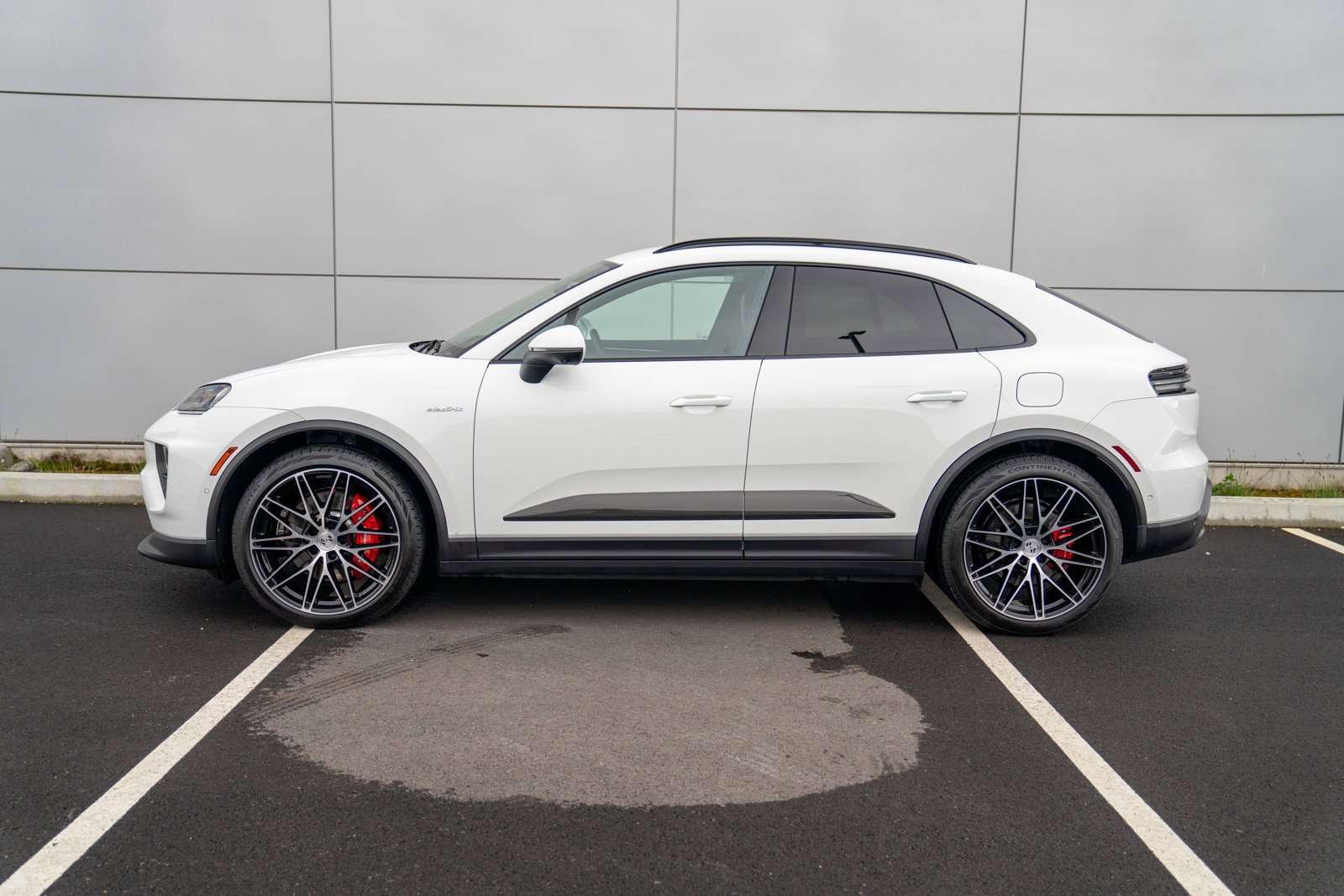 New 2026 Porsche Macan 4S Electric AWD/4WD image 2