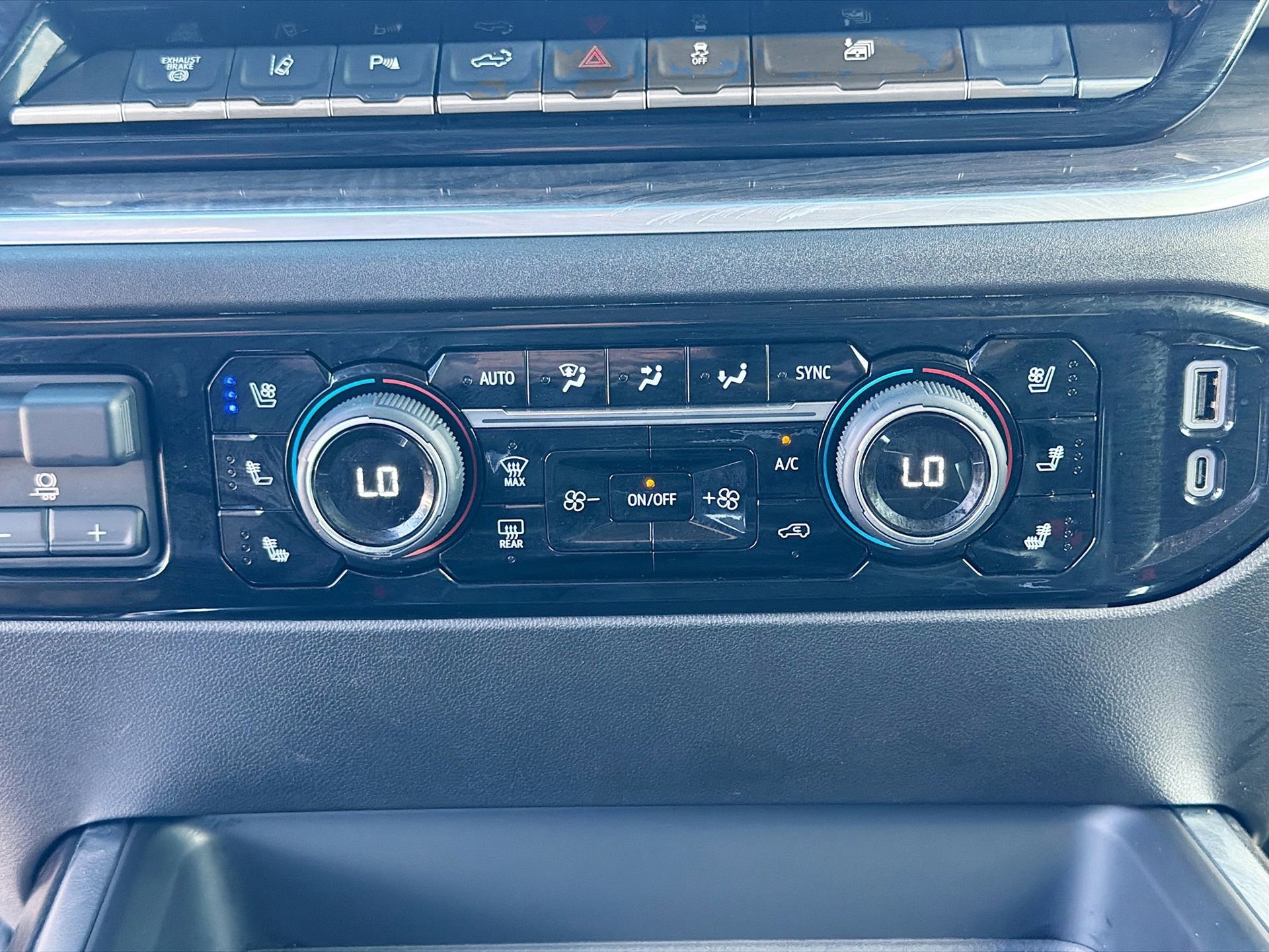 Used 2025 Chevrolet Silverado 2500 LTZ w/ LTZ Convenience Package image 49