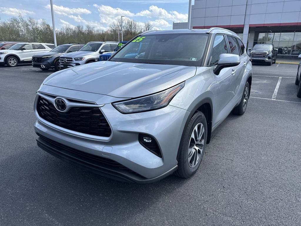 Used 2025 Toyota Highlander XLE AWD/4WD image 4