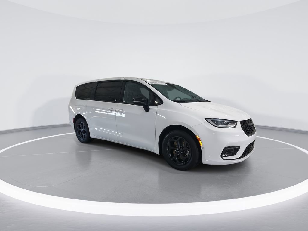Used 2024 Chrysler Pacifica Select image 2
