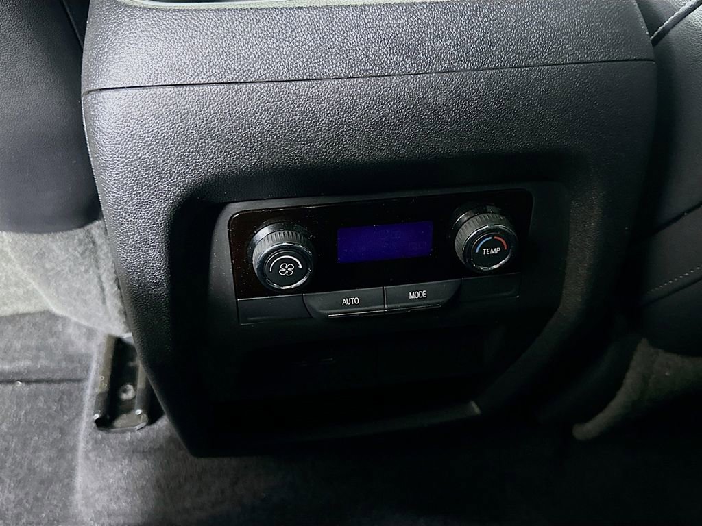 Used 2025 Chevrolet Traverse LT image 33