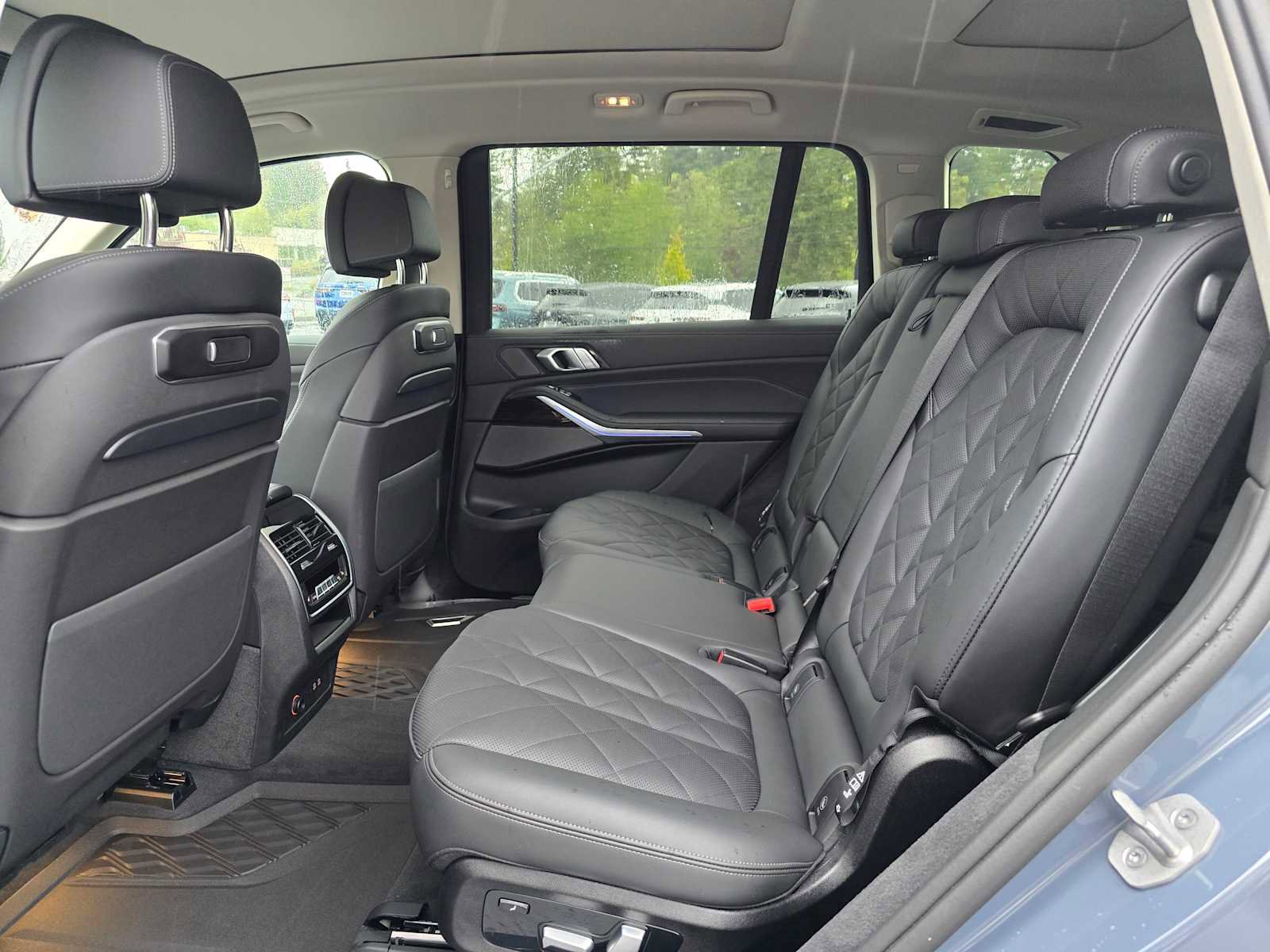 Used 2025 BMW X7 xDrive40i w/ Premium Package image 17
