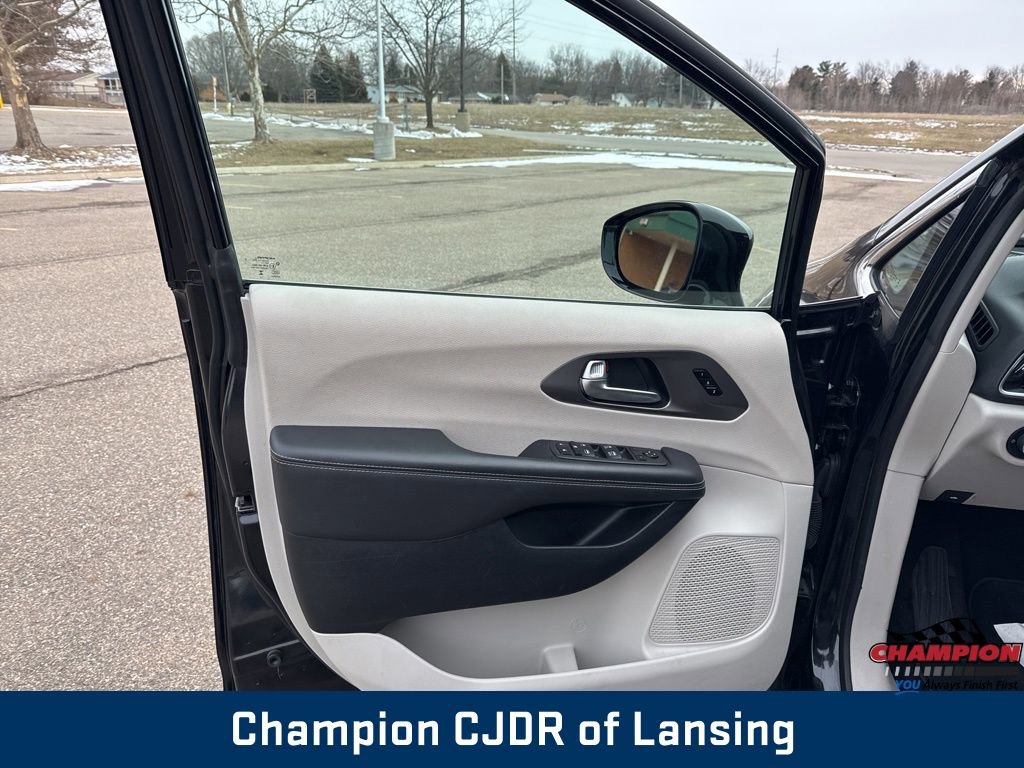 Used 2024 Chrysler Pacifica Touring-L image 17