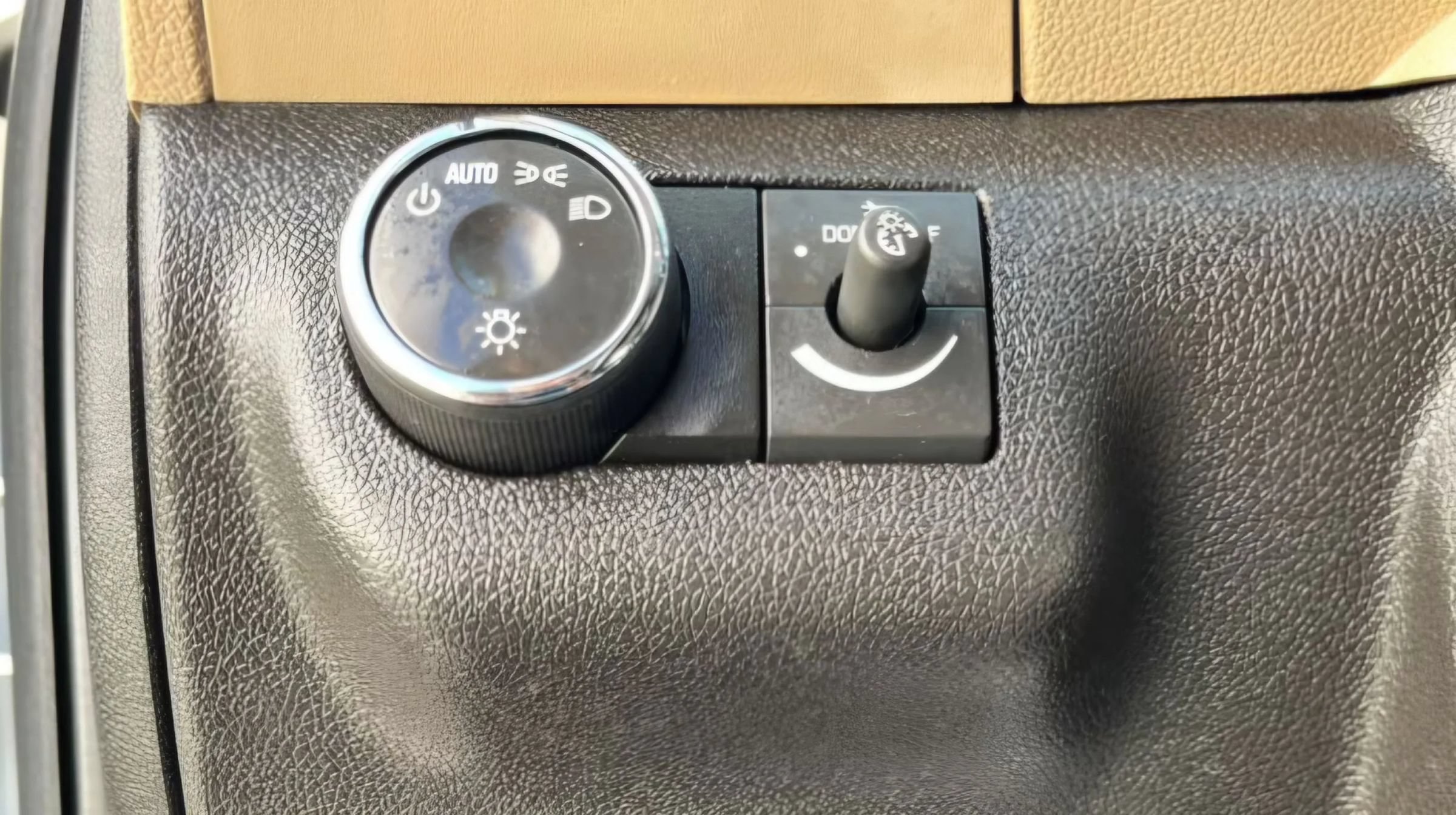 Used 2012 Chevrolet Traverse LTZ FWD image 35
