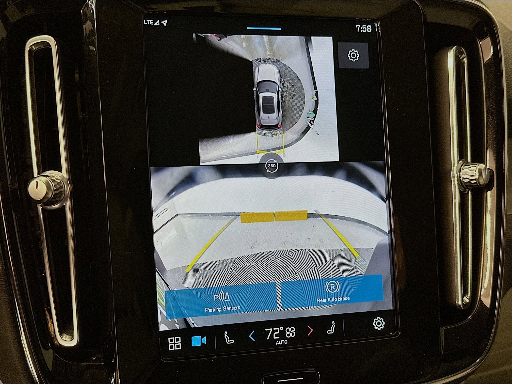 Used 2024 Volvo XC40 B5 Plus image 23