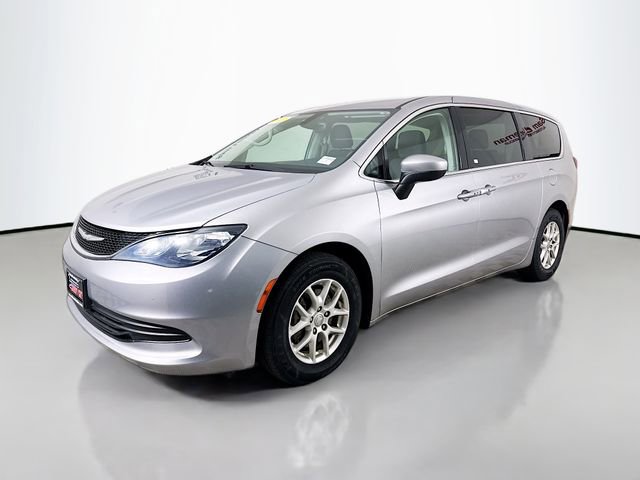 Used 2017 Chrysler Pacifica Touring image 3