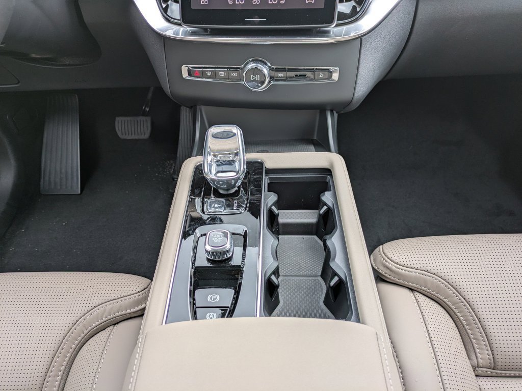 New 2026 Volvo XC90 T8 Ultra w/ Protection Package Premier AWD/4WD image 18