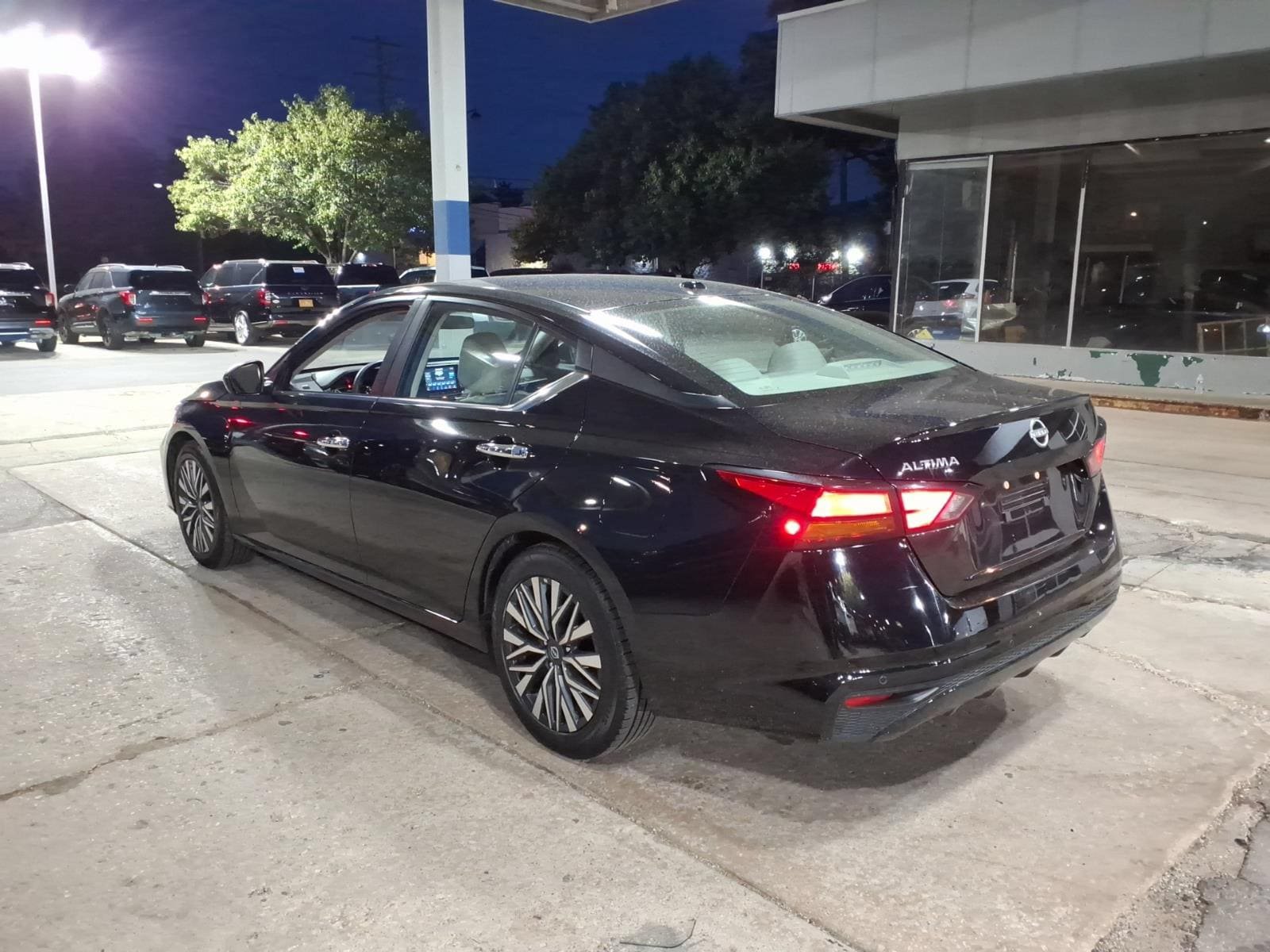Used 2025 Nissan Altima 2.5 SV FWD image 4