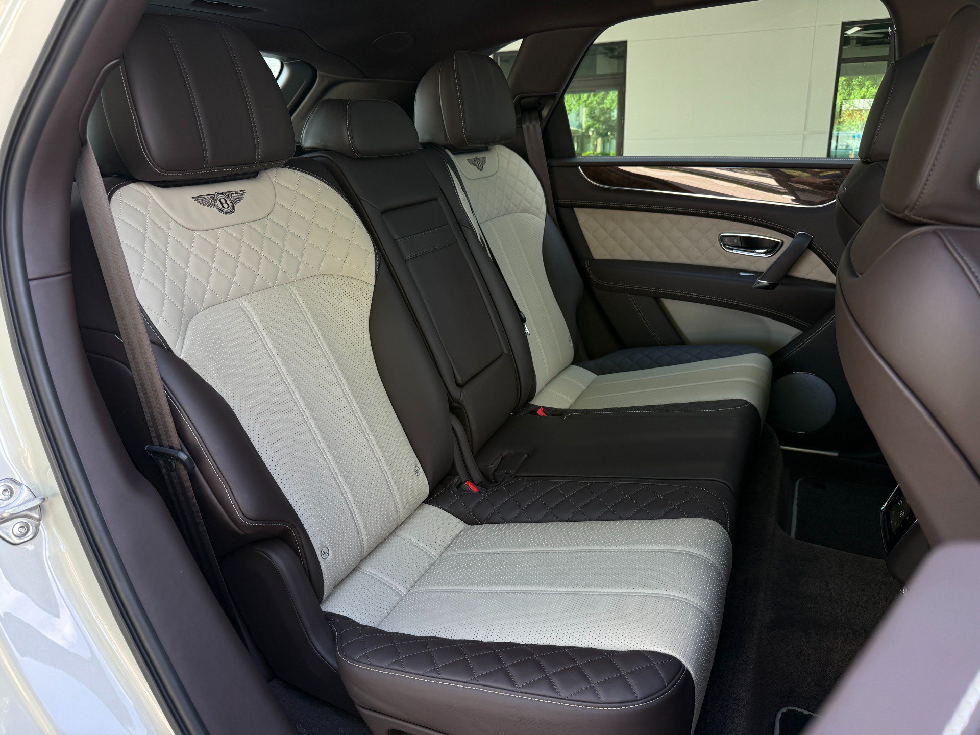 Used 2019 Bentley Bentayga AWD/4WD image 36