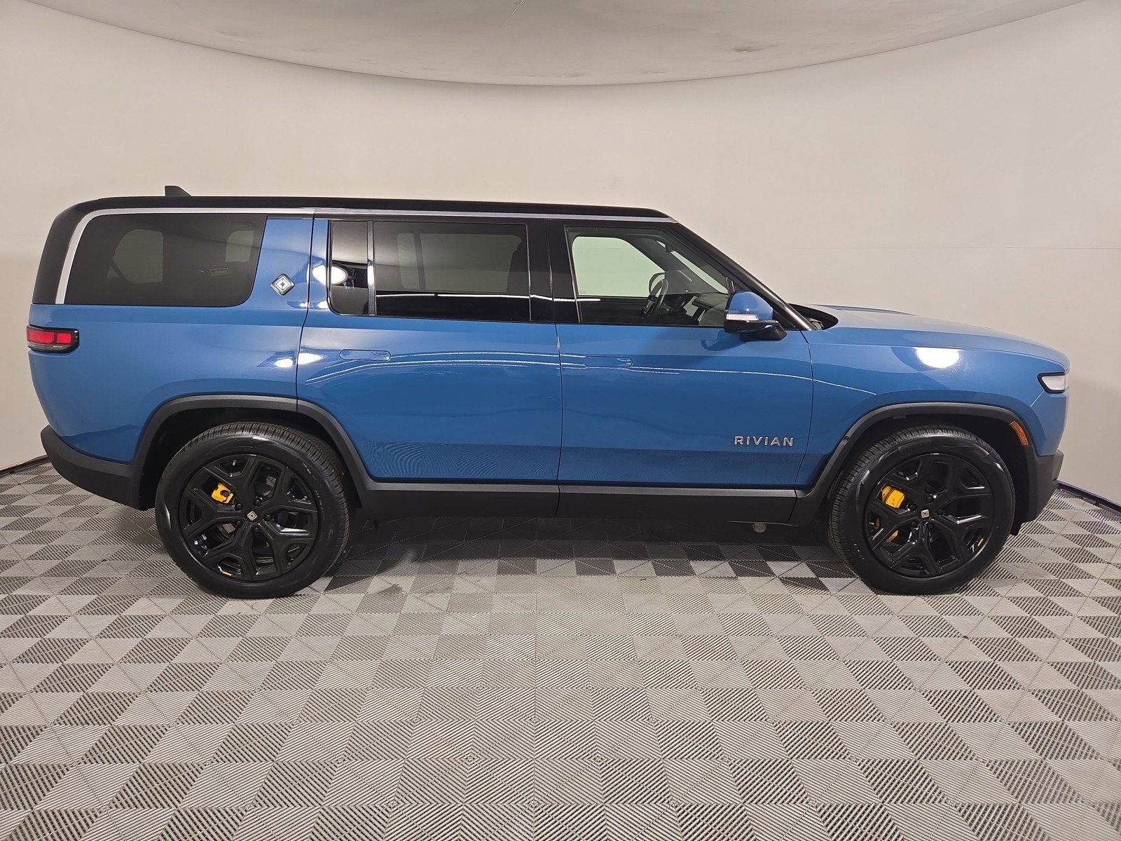 Used 2022 Rivian R1S Launch Edition image 6