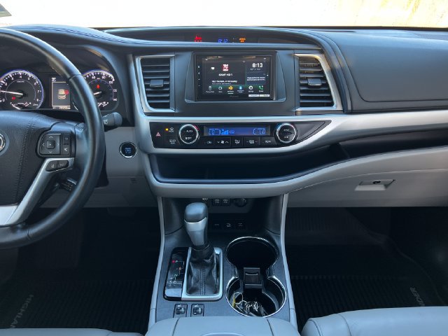 Used 2017 Toyota Highlander XLE AWD/4WD image 22