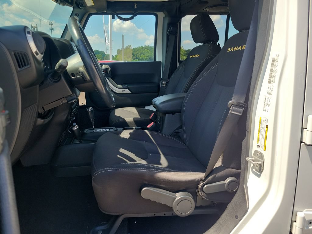 Used 2014 Jeep Wrangler Unlimited Sahara w/ Connectivity Group AWD/4WD image 14
