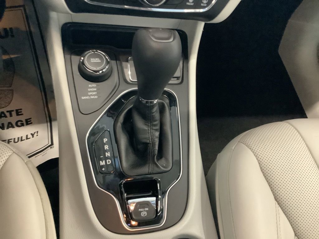 Used 2019 Jeep Cherokee Limited w/ Luxury Group AWD/4WD image 16