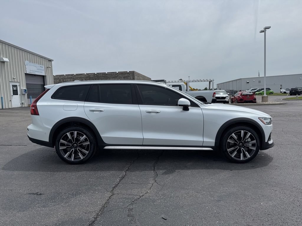 Used 2025 Volvo V60 B5 Cross Country Ultra w/ Climate Package AWD/4WD image 8