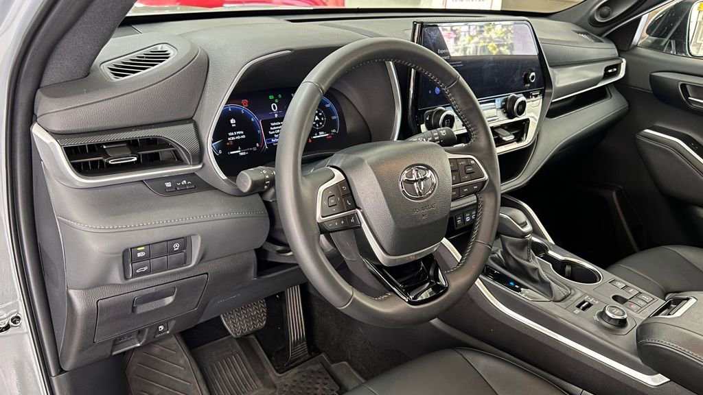 Certified 2025 Toyota Highlander XSE image 14