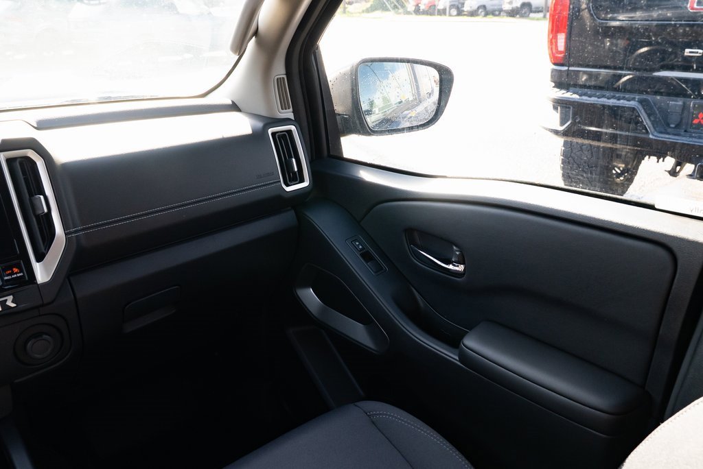Used 2025 Nissan Frontier SV image 10