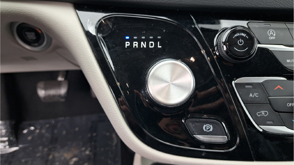 Used 2023 Chrysler Voyager LX FWD image 34