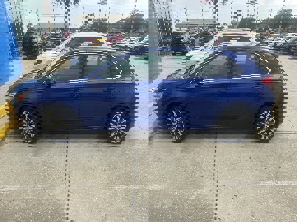 Used 2018 Hyundai Elantra GT image 3