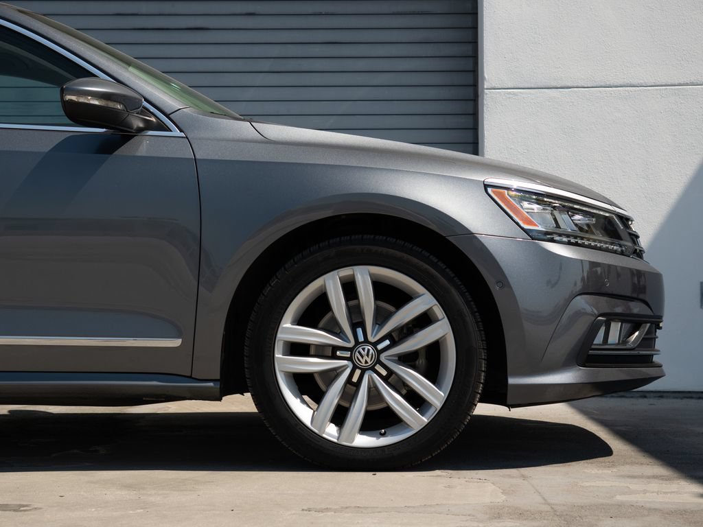 Used 2016 Volkswagen Passat 3.6 SEL Premium FWD image 5